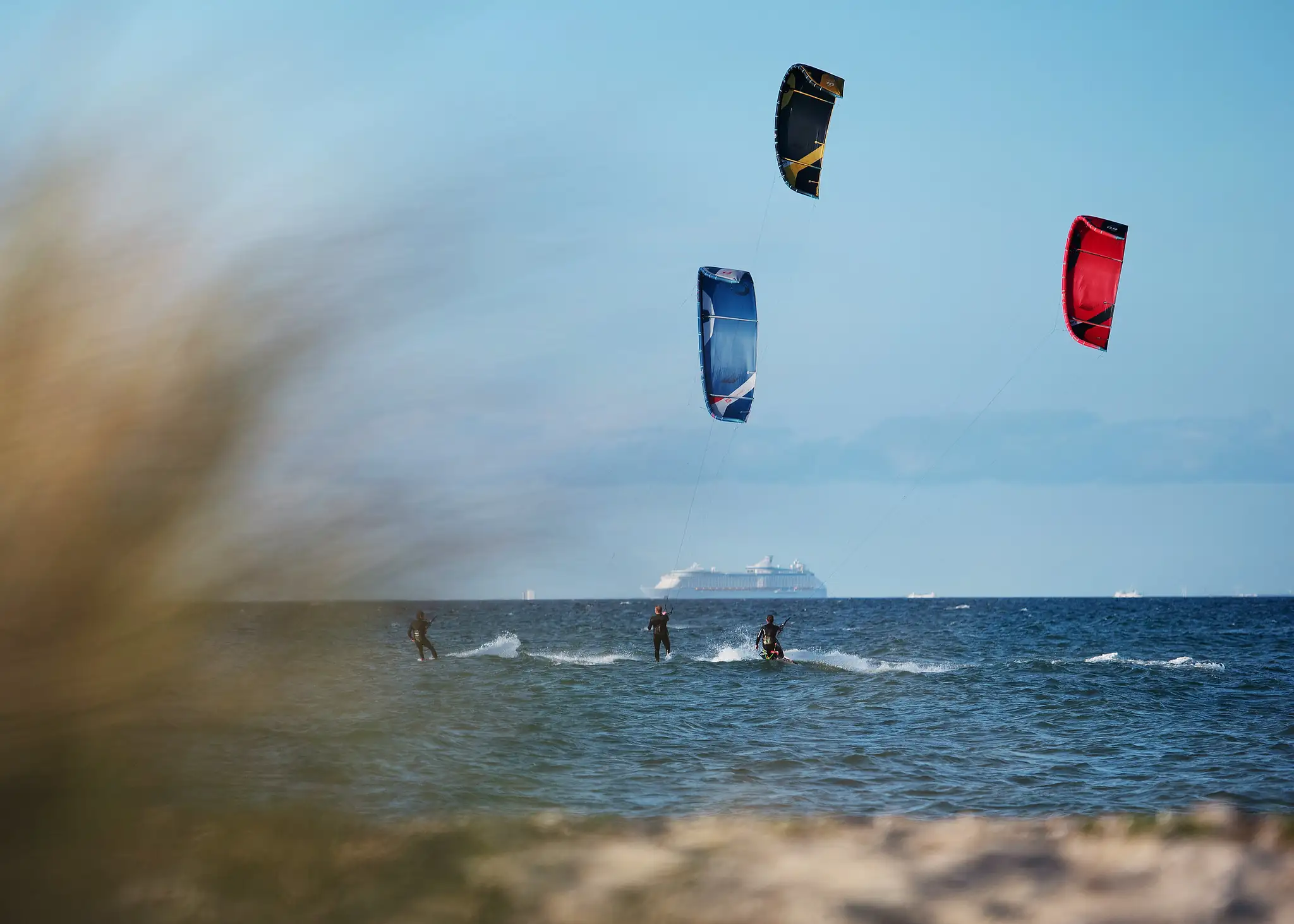 Kitelehrer hilft Schüler im Wasser